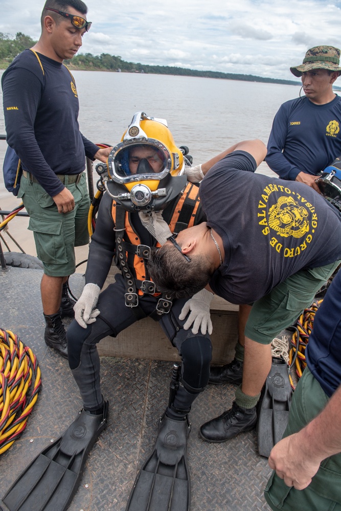 U.S. Navy Promotes Diving Capabilities in Peru