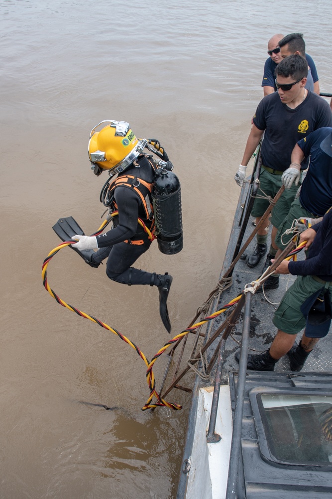 U.S. Navy Promotes Diving Capabilities in Peru