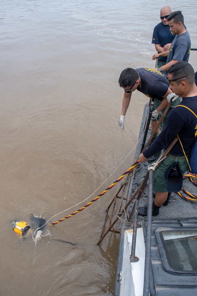 U.S. Navy Promotes Diving Capabilities in Peru