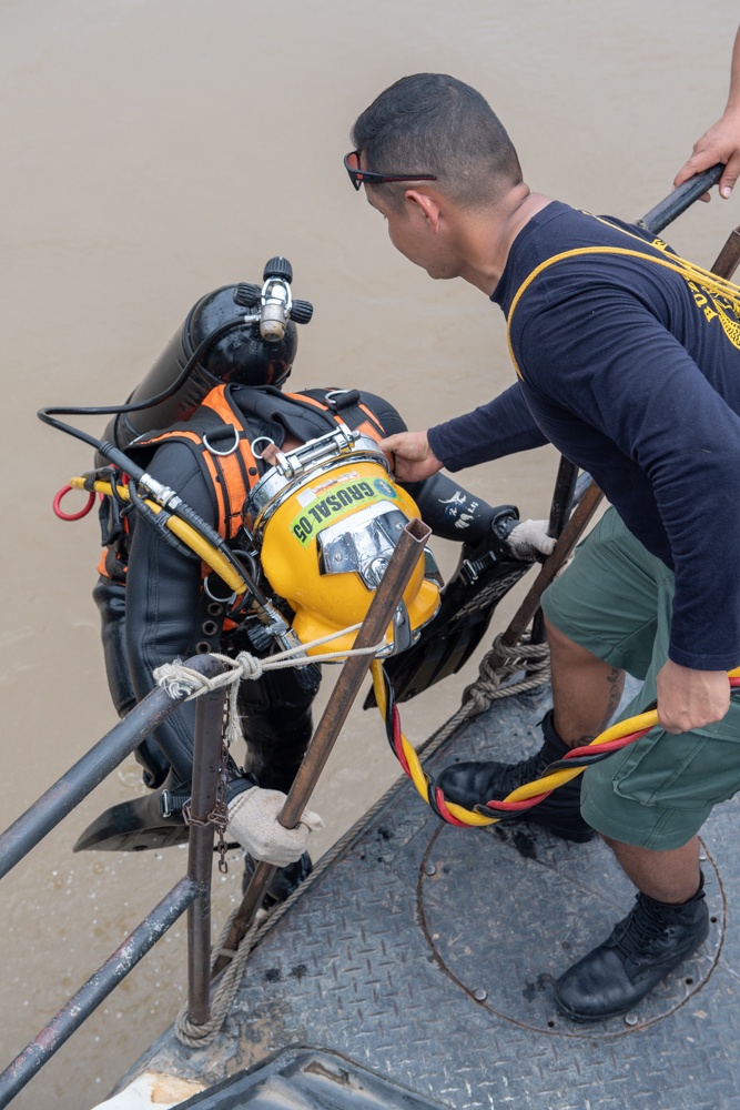 U.S. Navy Promotes Diving Capabilities in Peru