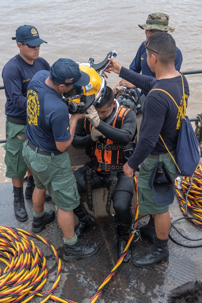 U.S. Navy Promotes Diving Capabilities in Peru