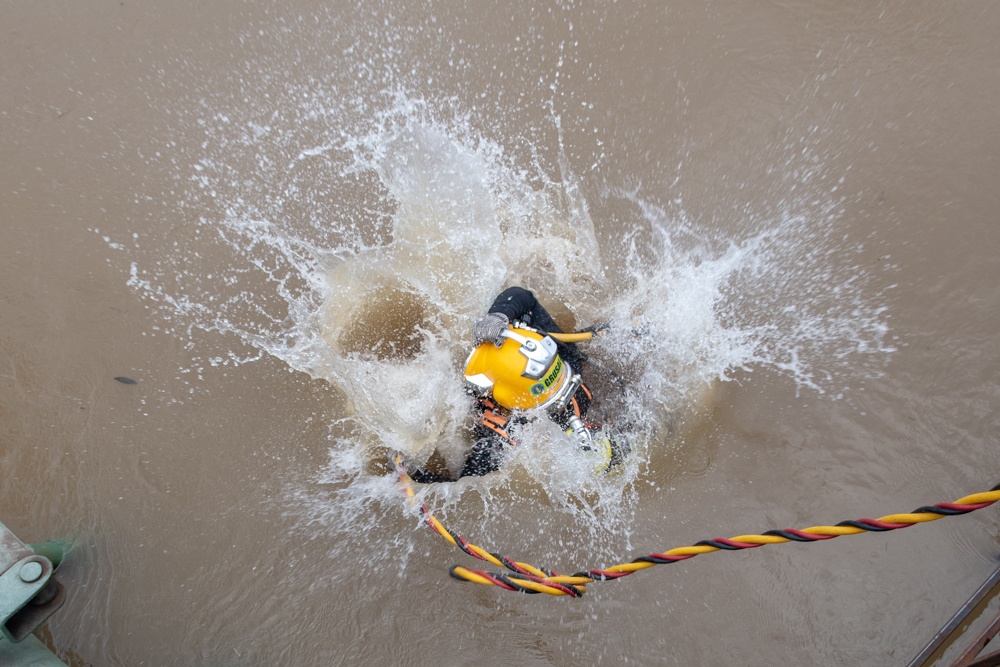 U.S. Navy Promotes Diving Capabilities in Peru