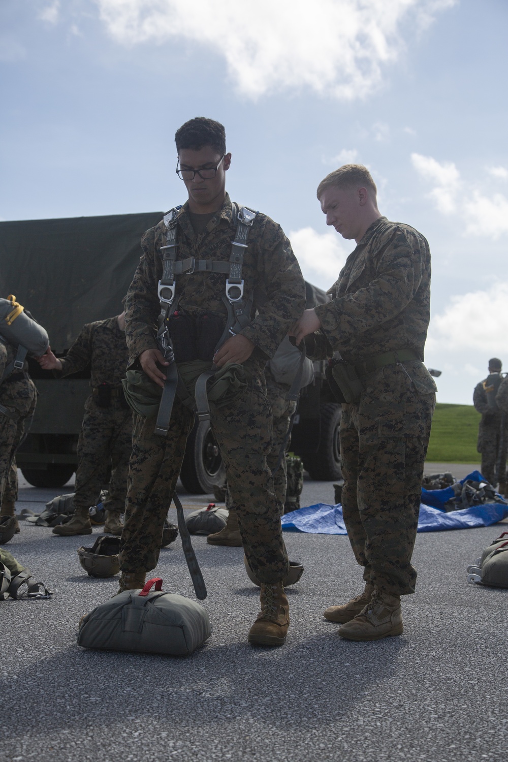 3rd Reconnaissance Battalion and 3rd Transportation Support Battalion Conduct Parachute Operations