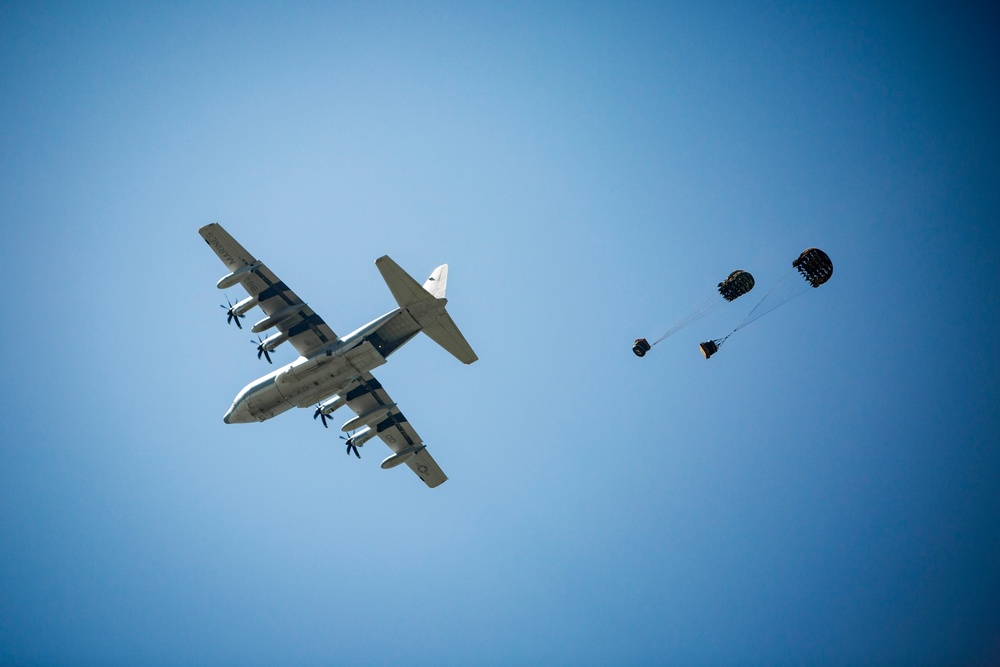 Marines conduct air delivery training on Ie Shima Island