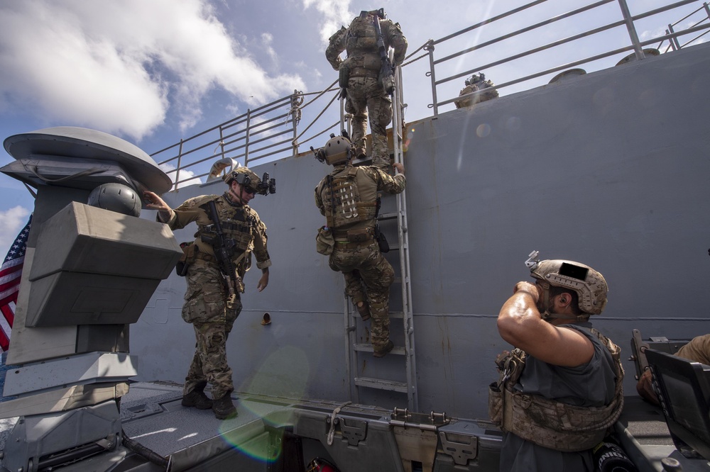 USS Antietam (CG 54, Special Boat Team 12 and EOD Mobile Unit 5 conduct a VBSS training exercise