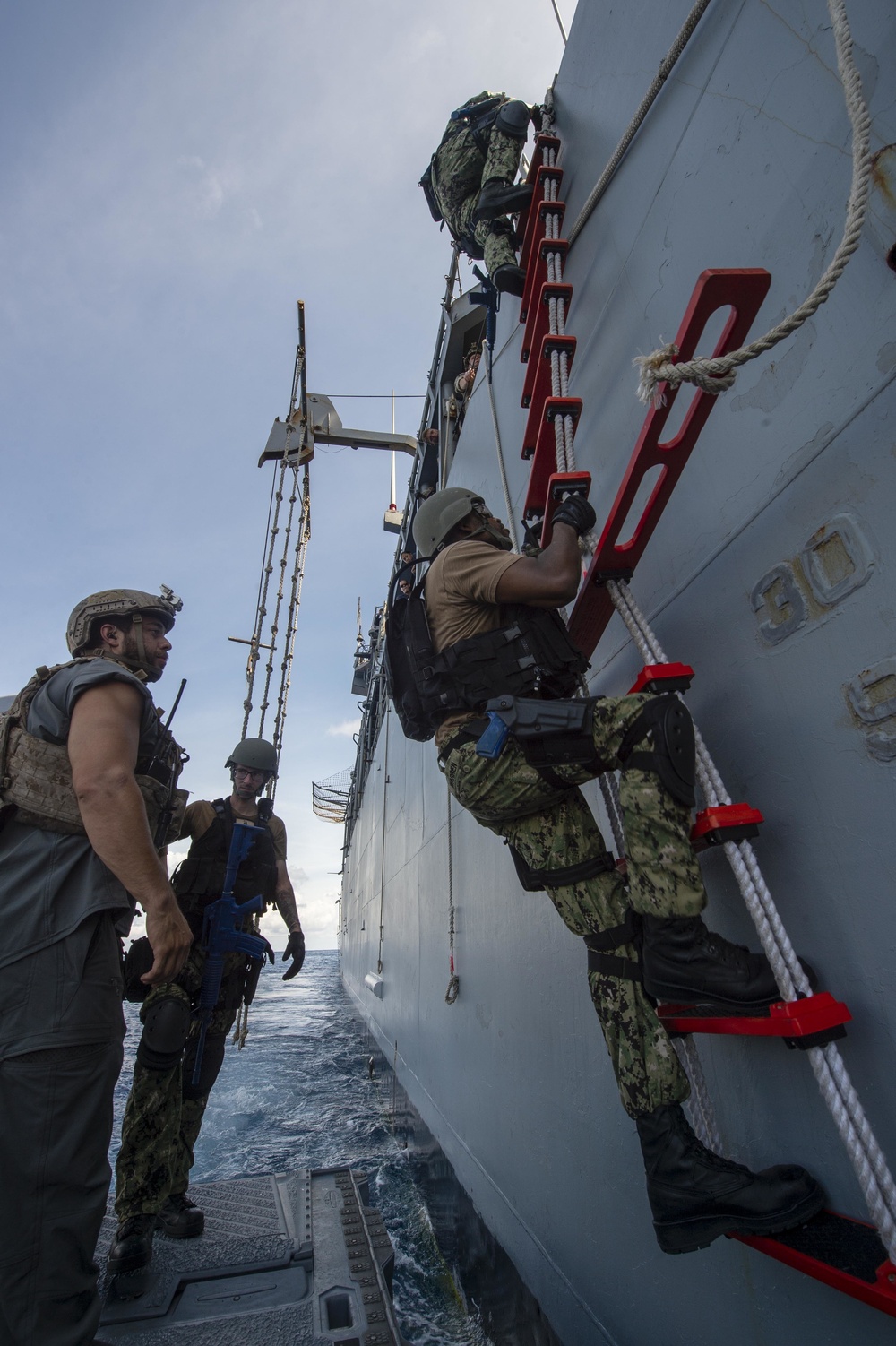 USS Antietam (CG 54, Special Boat Team 12 and EOD Mobile Unit 5 conduct a VBSS training exercise