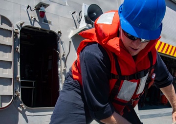 Giffords conducts a replenshipment-at-sea