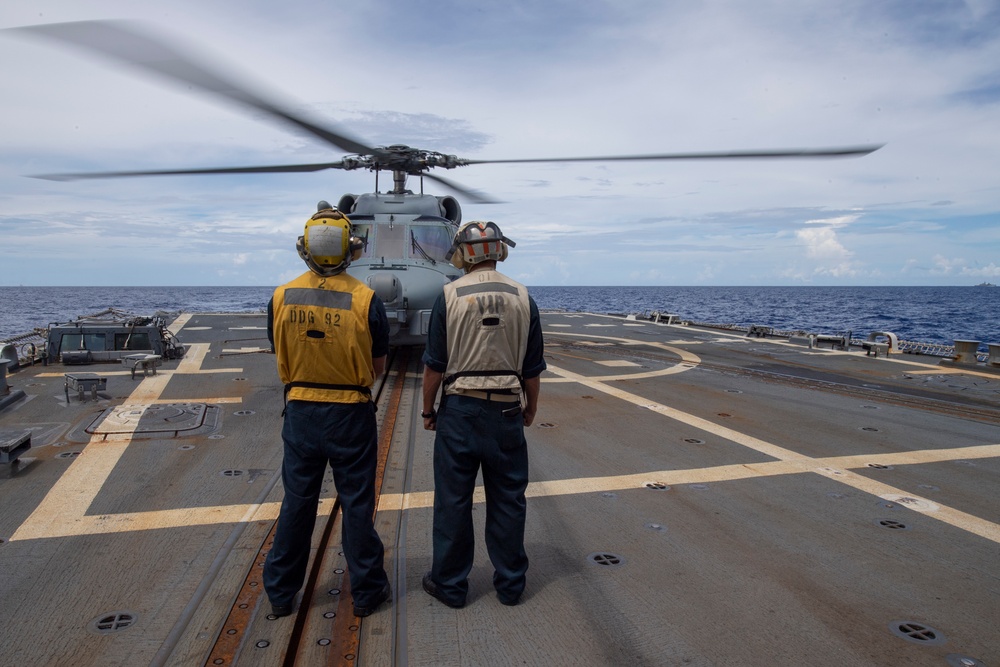 USS MOMSEN Participates in Pacific Griffin Flight Operations