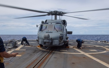 USS MOMSEN Participates in Pacific Griffin Flight Operations
