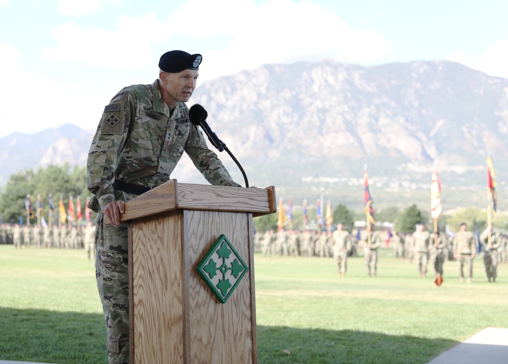 4ID Welcomes New Commander during Ceremony