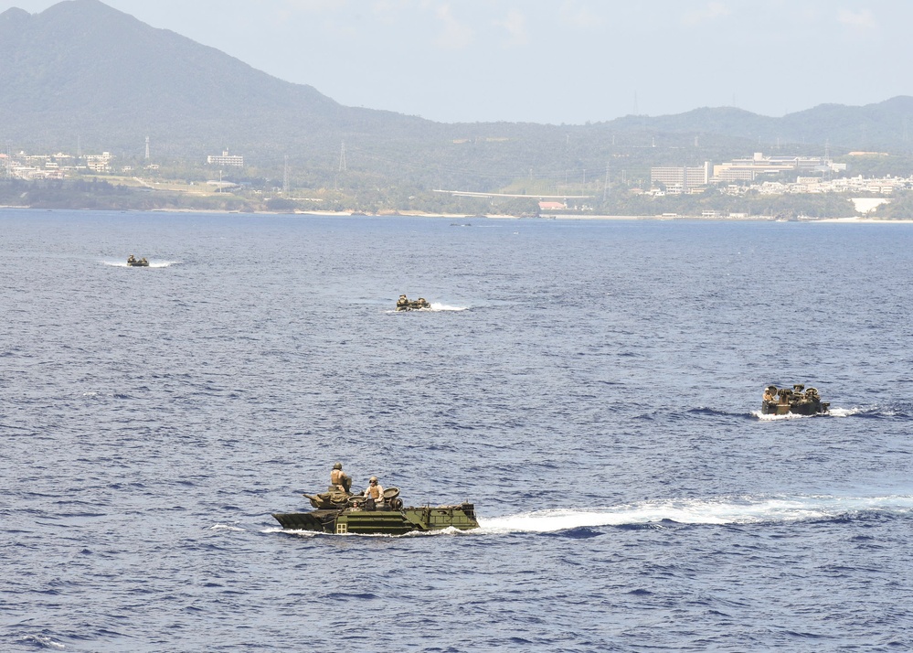 USS Germantown (LSD 42) AAVs Ops