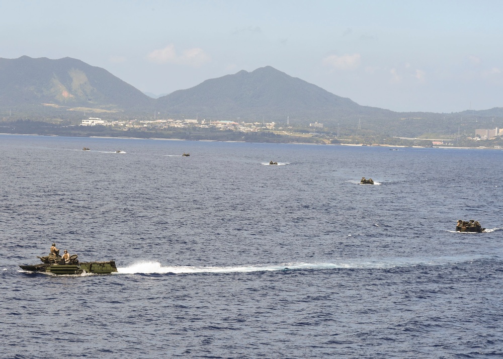 USS Germantown (LSD 42) AAVs Ops