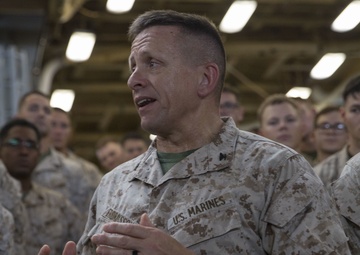 CO, SGTMAJ visit USS Harpers Ferry