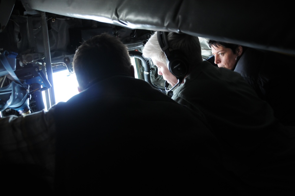 Boom Operator shows Spouses 185th Air Refueling Wing Refueling