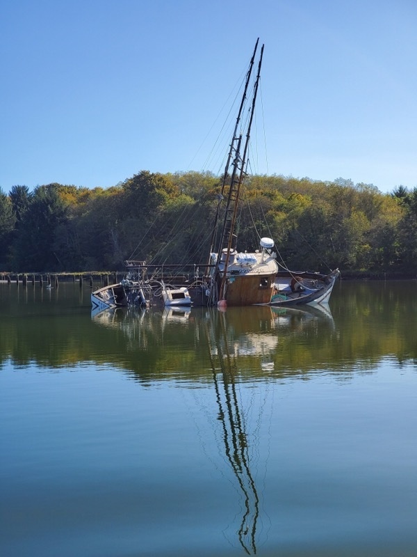 Station Yaquina Bay responds to aground fishing vessel