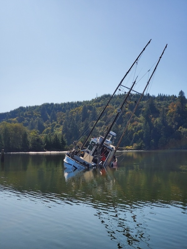 Coast Guard Station Yaquina Bay responds to aground fishing vessel