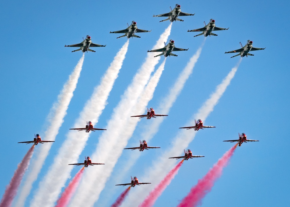 Thunderbirds &amp; Red Arrows close out Great Pacific Airshow
