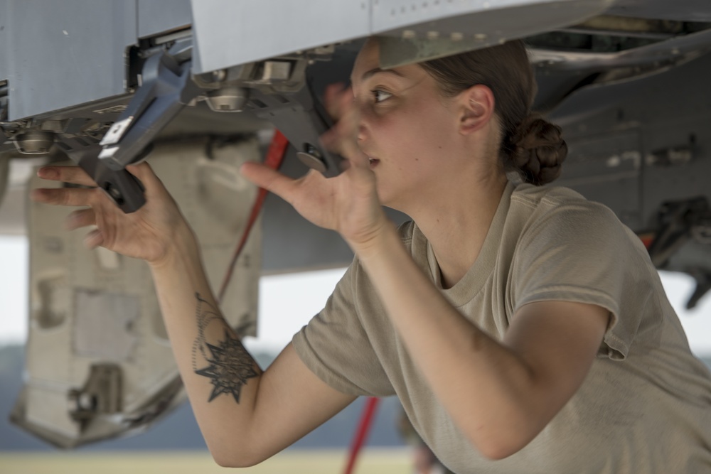 4th Maintenance airmen face-off in quarterly load crew competition