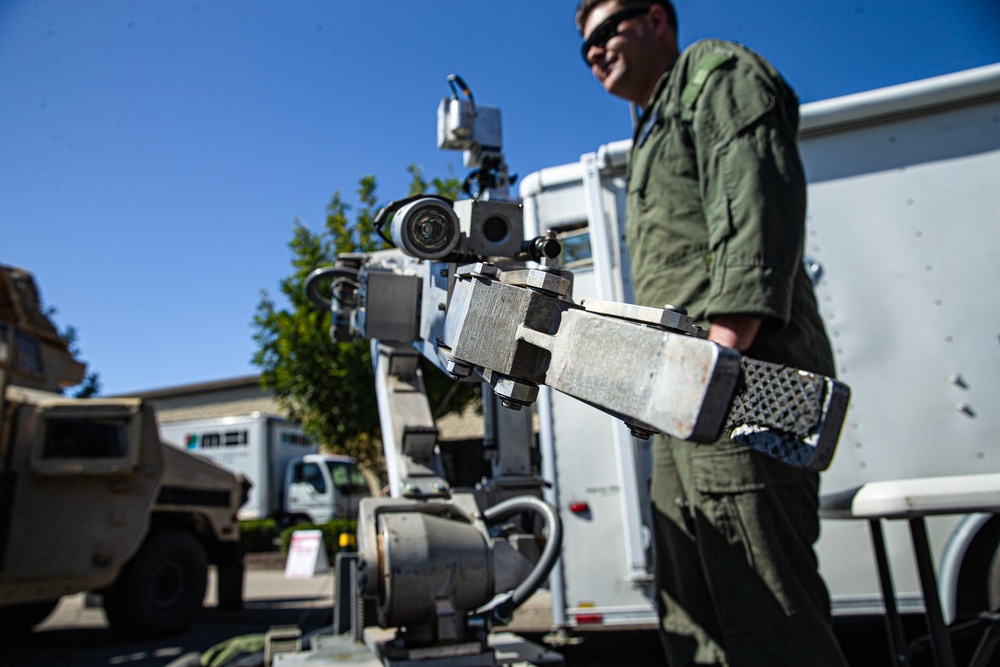 Robots in the streets: EOD Techs attend Mira Mesa Street Fair