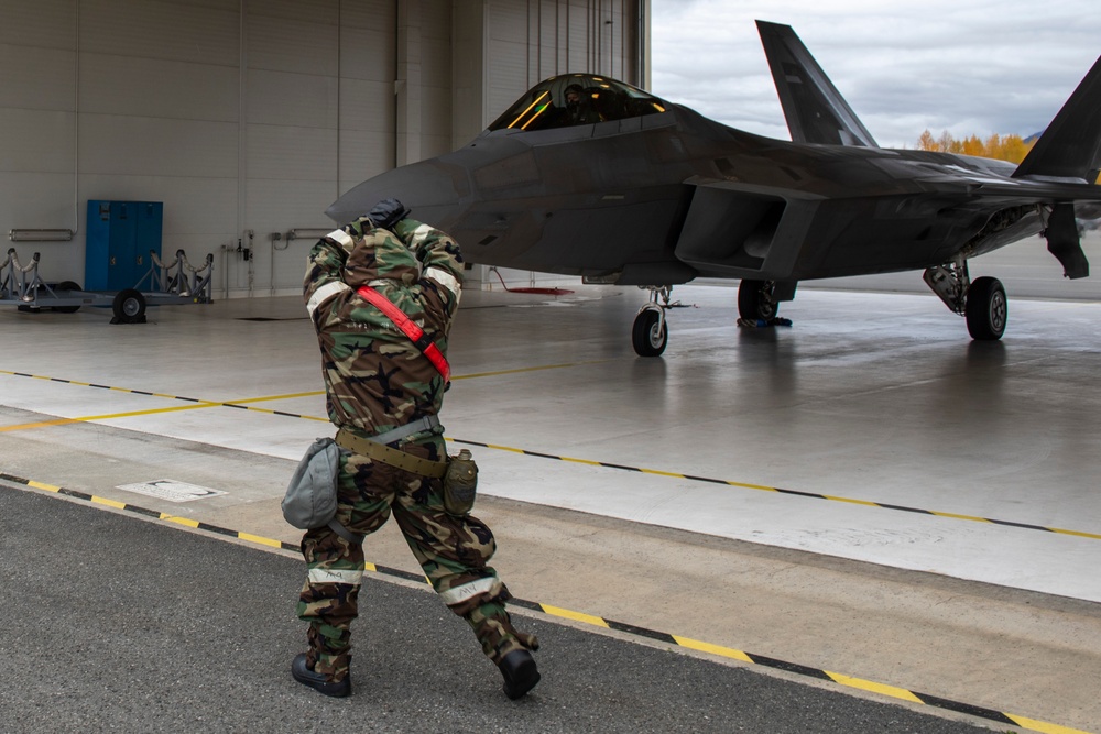 PF 20-1 F-22 recover, launch