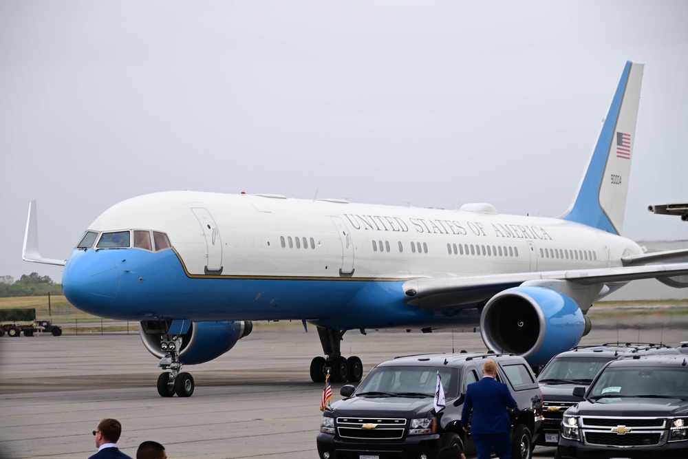 U.S. Air Force Two lands in Nashville, Tenn.