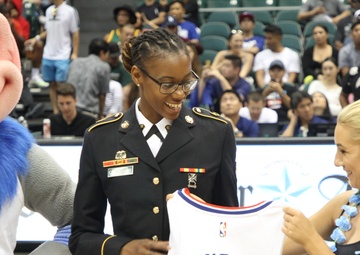 25th Inf. Div. Soldiers recognized at Clippers game in Hawaii