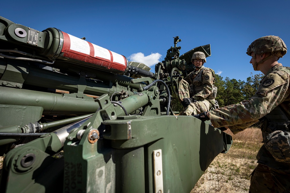 Soldiers set up M777 howitzer