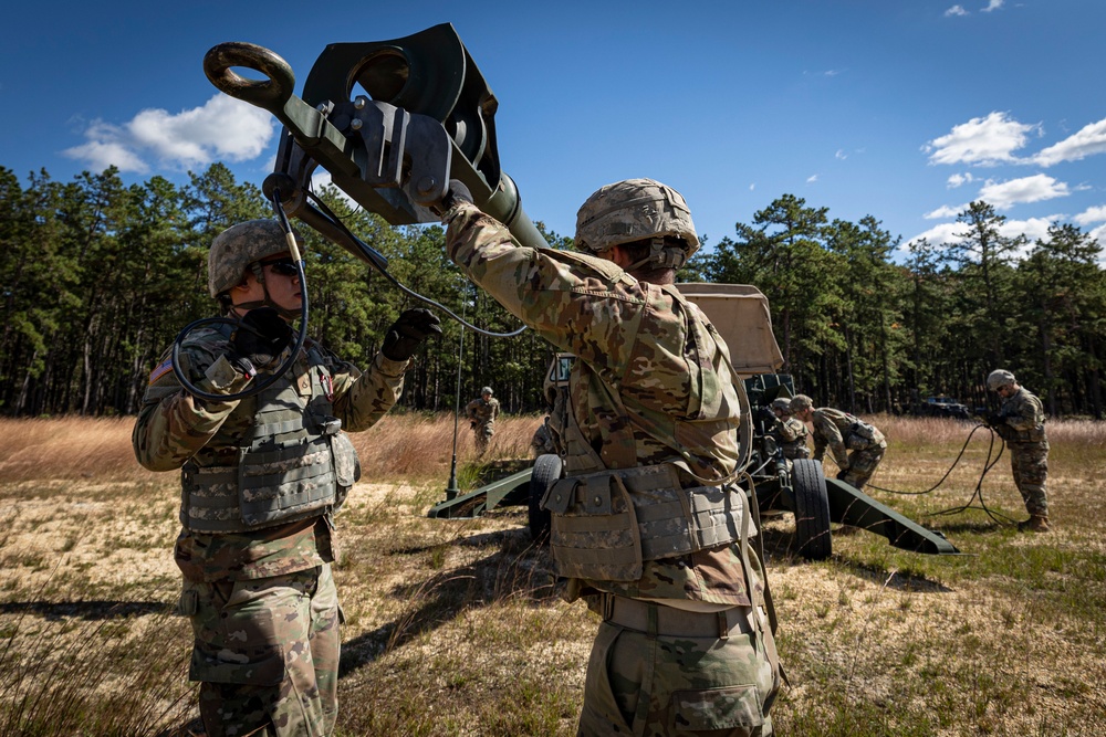 Soldiers set up M777 howitzer