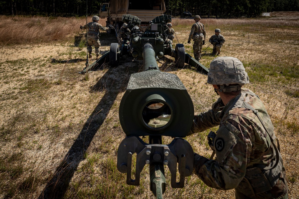 Soldiers set up M777 howitzer