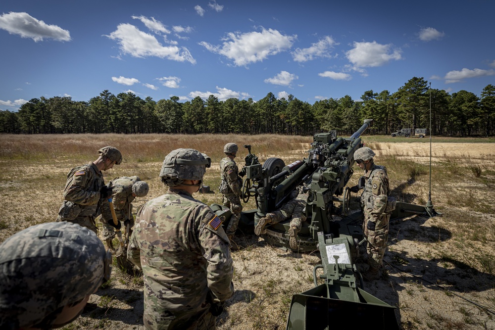 Soldiers set up M777 howitzer