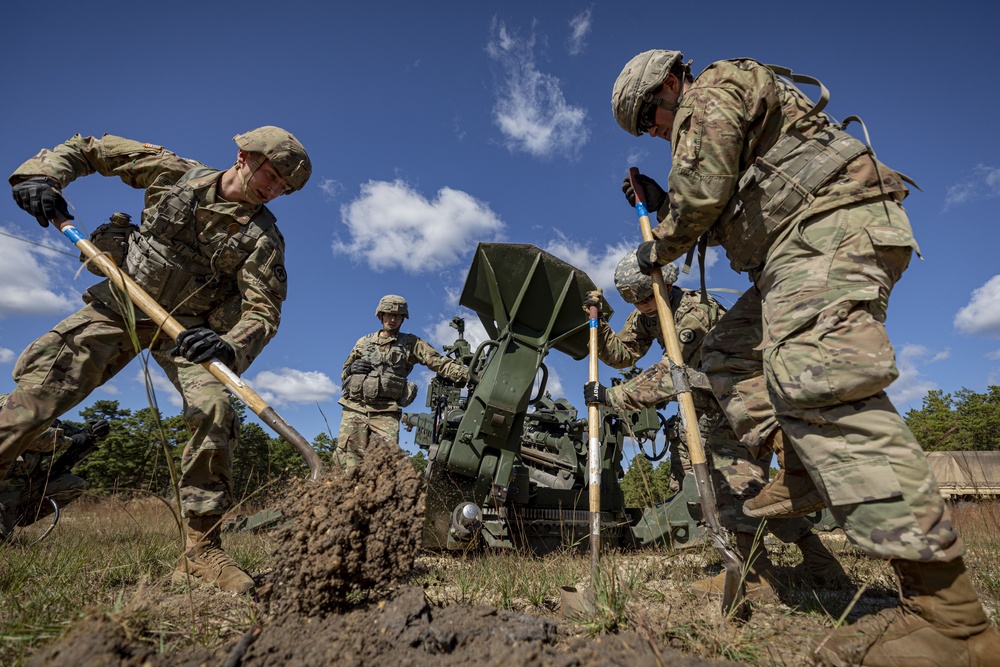 Soldiers set up M777 howitzer