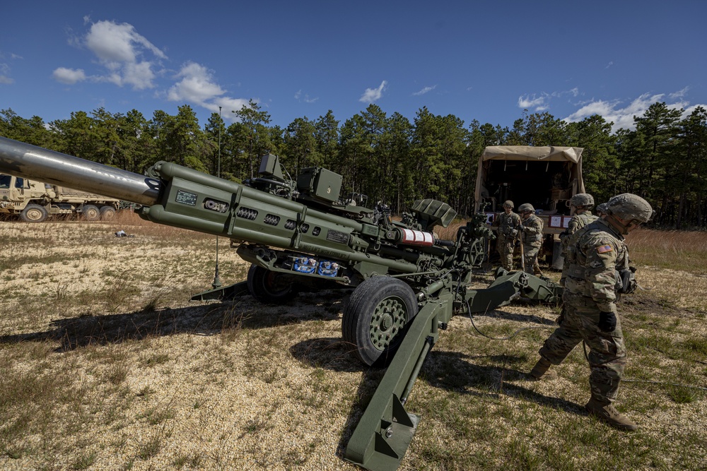 Soldiers set up M777 howitzer