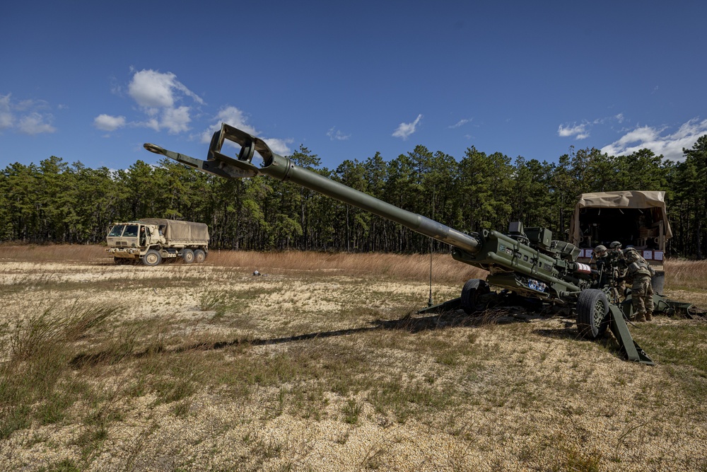 Soldiers set up M777 howitzer