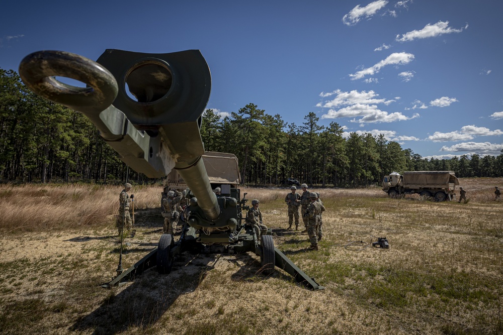 Soldiers set up M777 howitzer