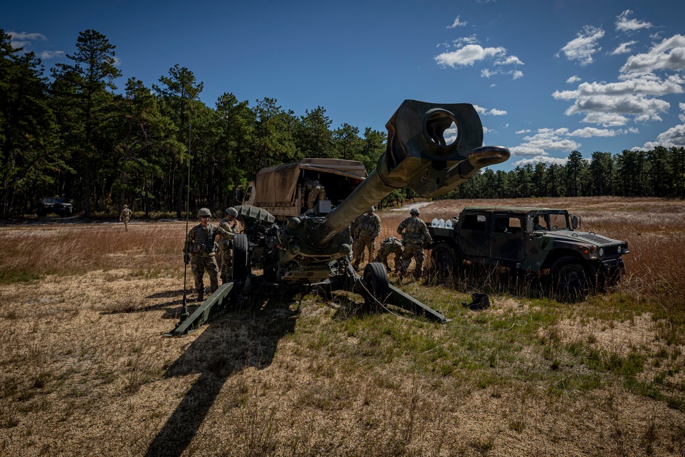 Soldiers set up M777 howitzer