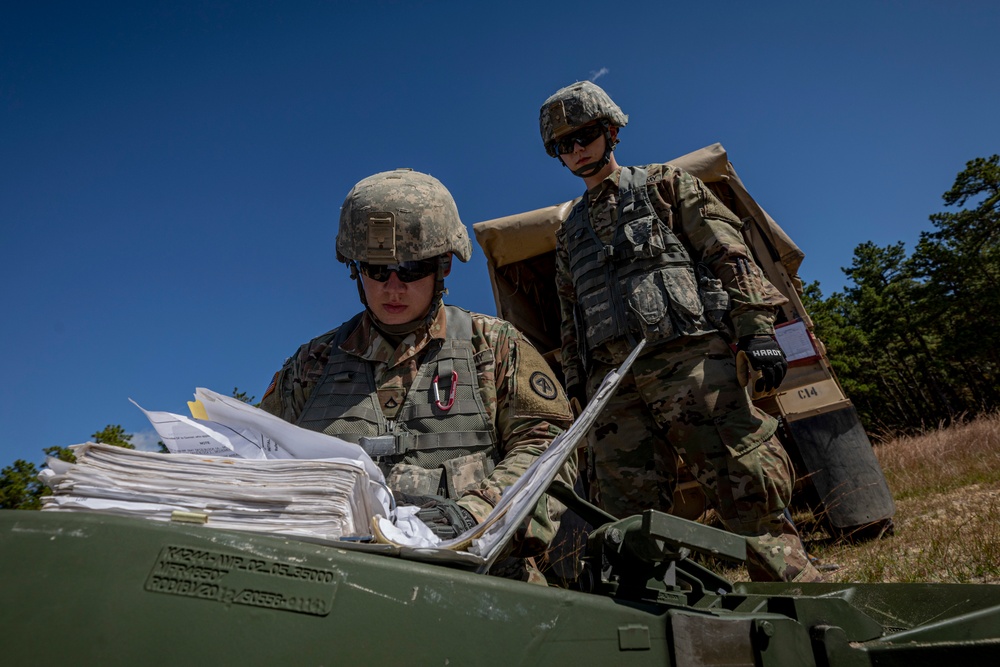 Soldiers set up M777 howitzer