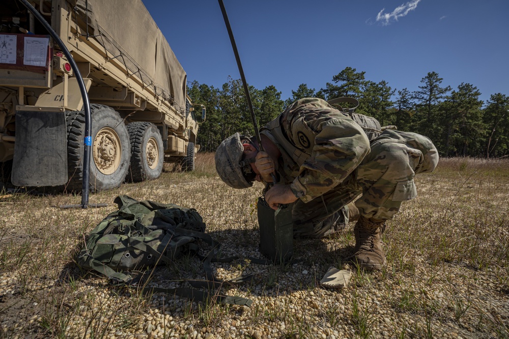 Soldiers set up M777 howitzer