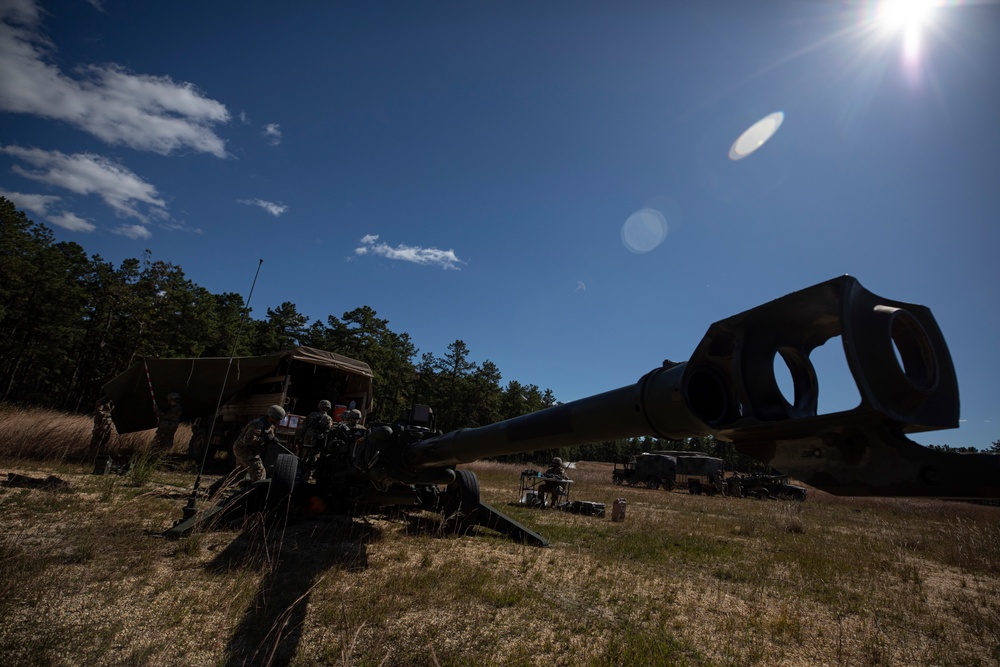 Soldiers set up M777 howitzer