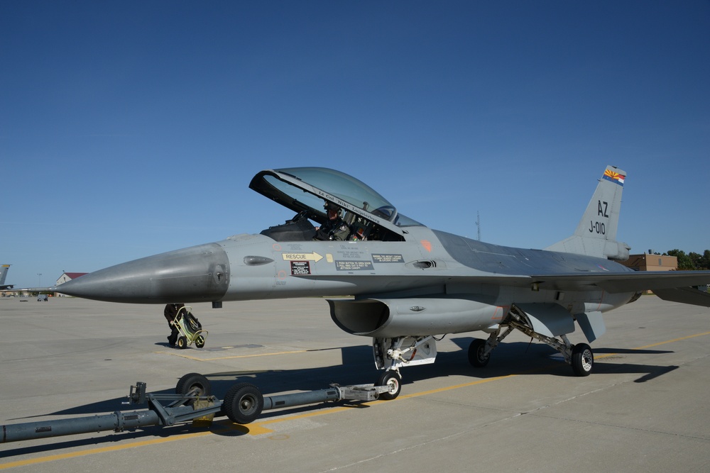 RNAF F-16 arrives in Iowa for painting