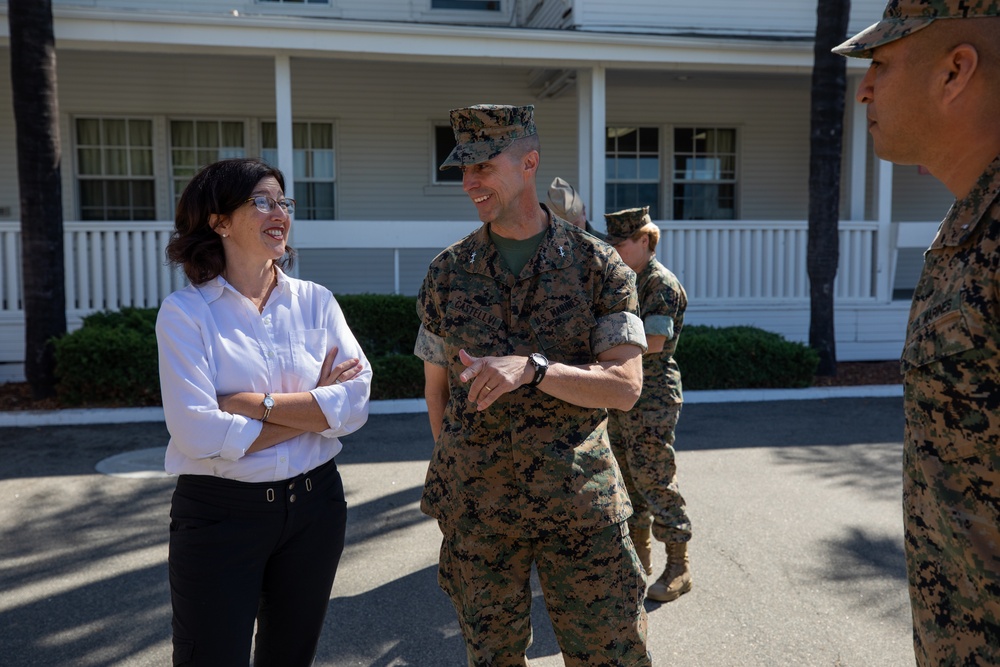 Asst. Secretary of Defense (Readiness) Daigle visits I MEF units