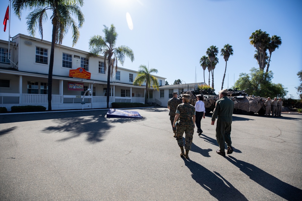 Asst. Secretary of Defense (Readiness) Daigle visits I MEF units