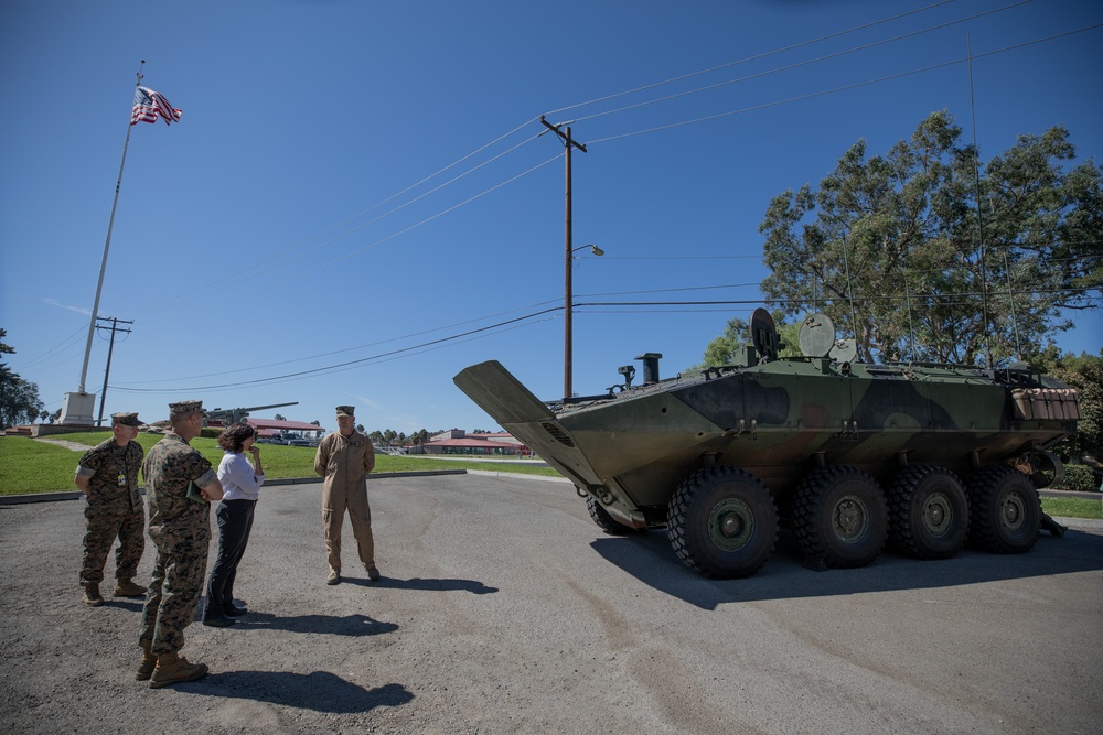 Asst. Secretary of Defense (Readiness) Daigle visits I MEF units