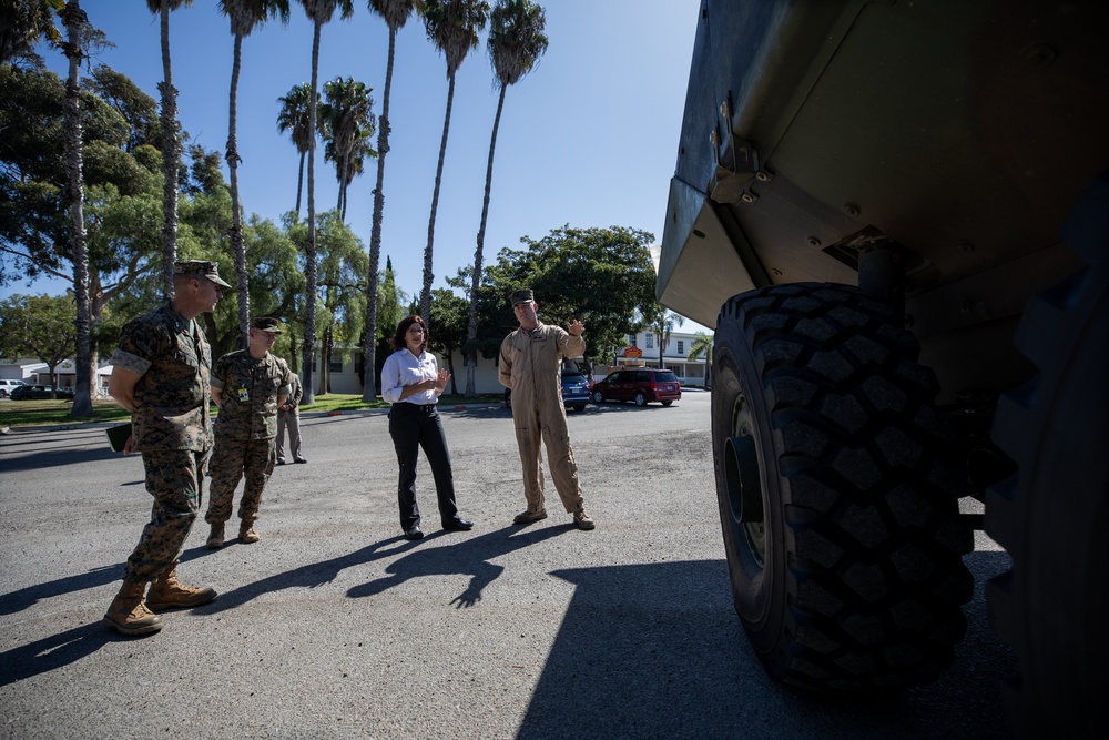 Asst. Secretary of Defense (Readiness) Daigle visits I MEF units
