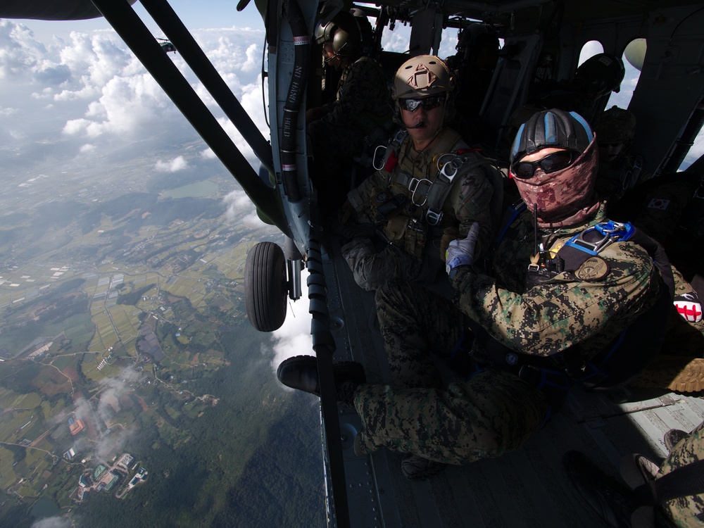 Korean and American SOF Service Members Demonstrate Unity Through Combined Freefall Jump