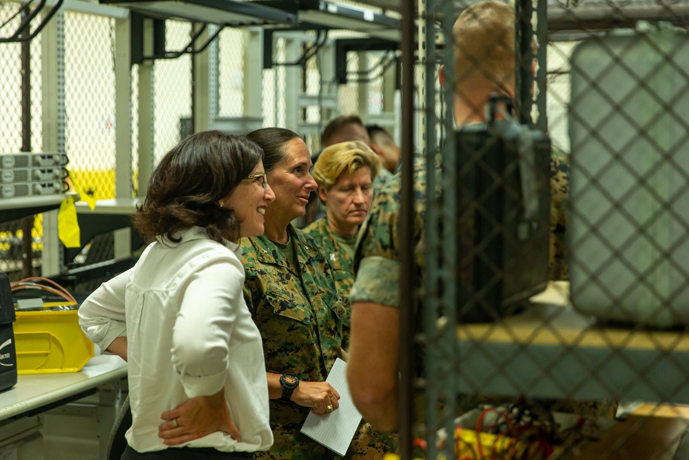 Asst. Secretary of Defense (Readiness) Daigle visits I MEF units