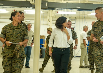 Asst. Secretary of Defense (Readiness) Daigle visits I MEF units