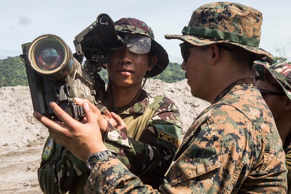 Philippine Airmen, U.S. Marines conduct subject matter expert exchange during KAMANDAG 3