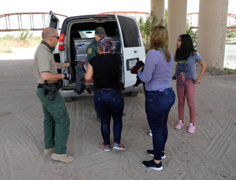 USBP agents rescue a migrant family in distress