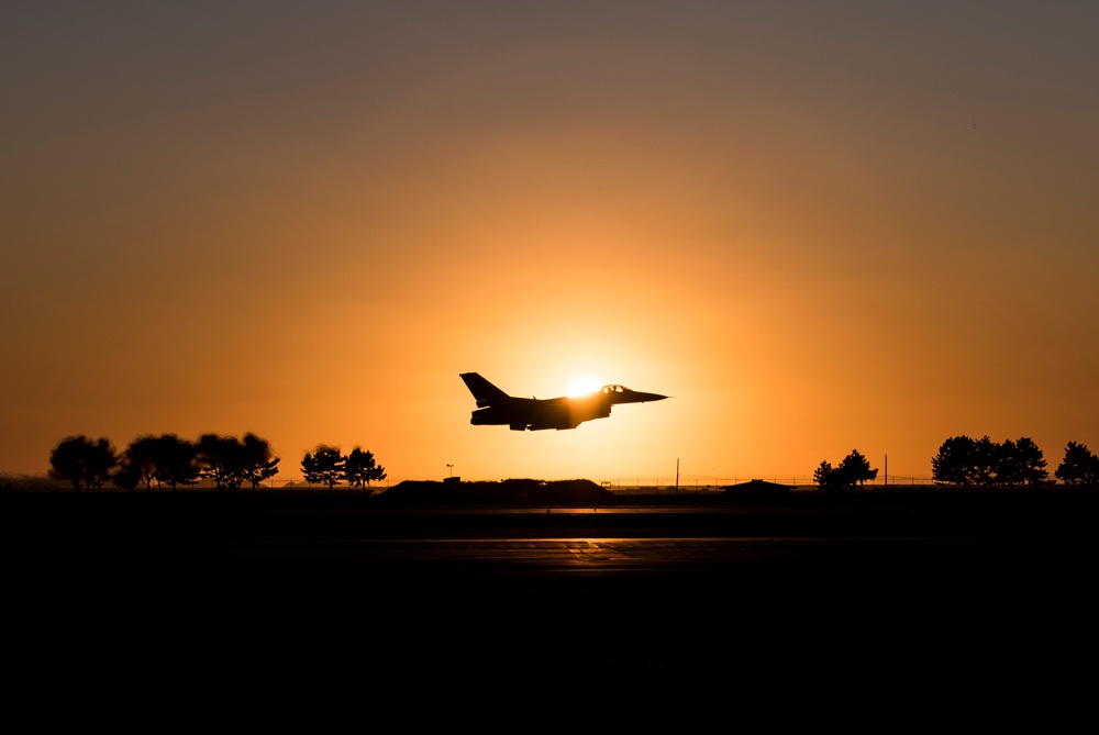 Kunsan F-16 dusk takeoffs