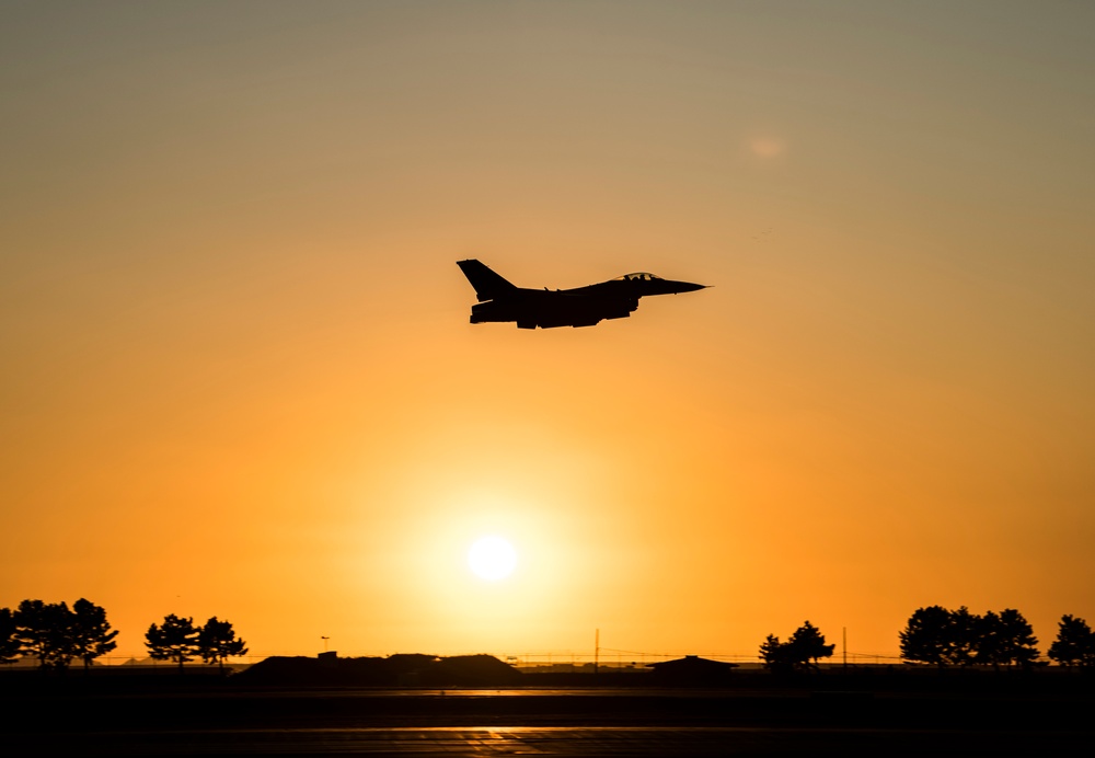 Kunsan F-16 dusk takeoffs